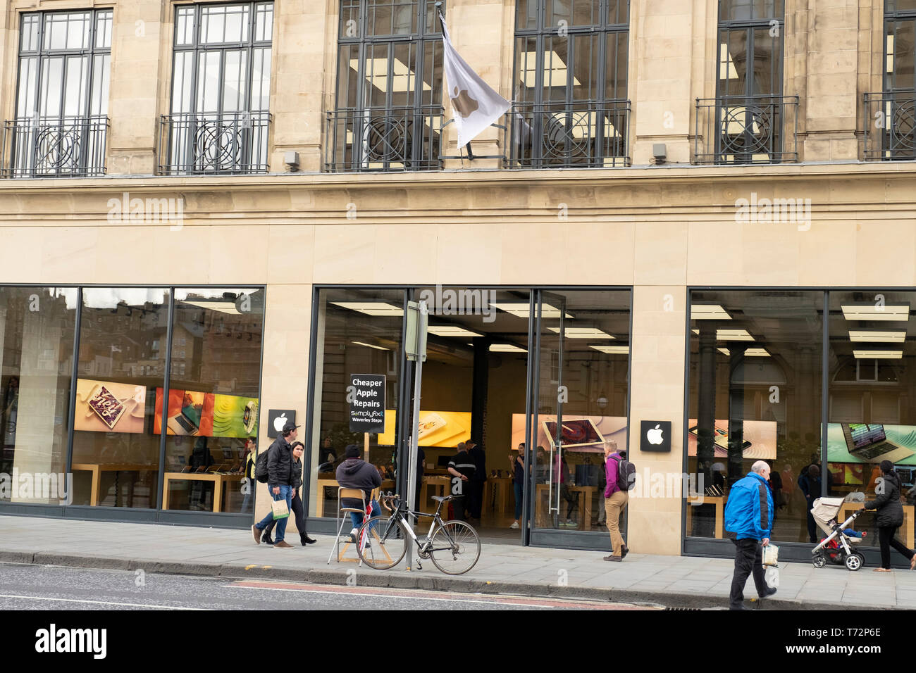 Cheeky annonce offrant moins cher les réparations Apple - Apple Store extérieur Princes ion St, Édimbourg, Écosse, Royaume-Uni Banque D'Images