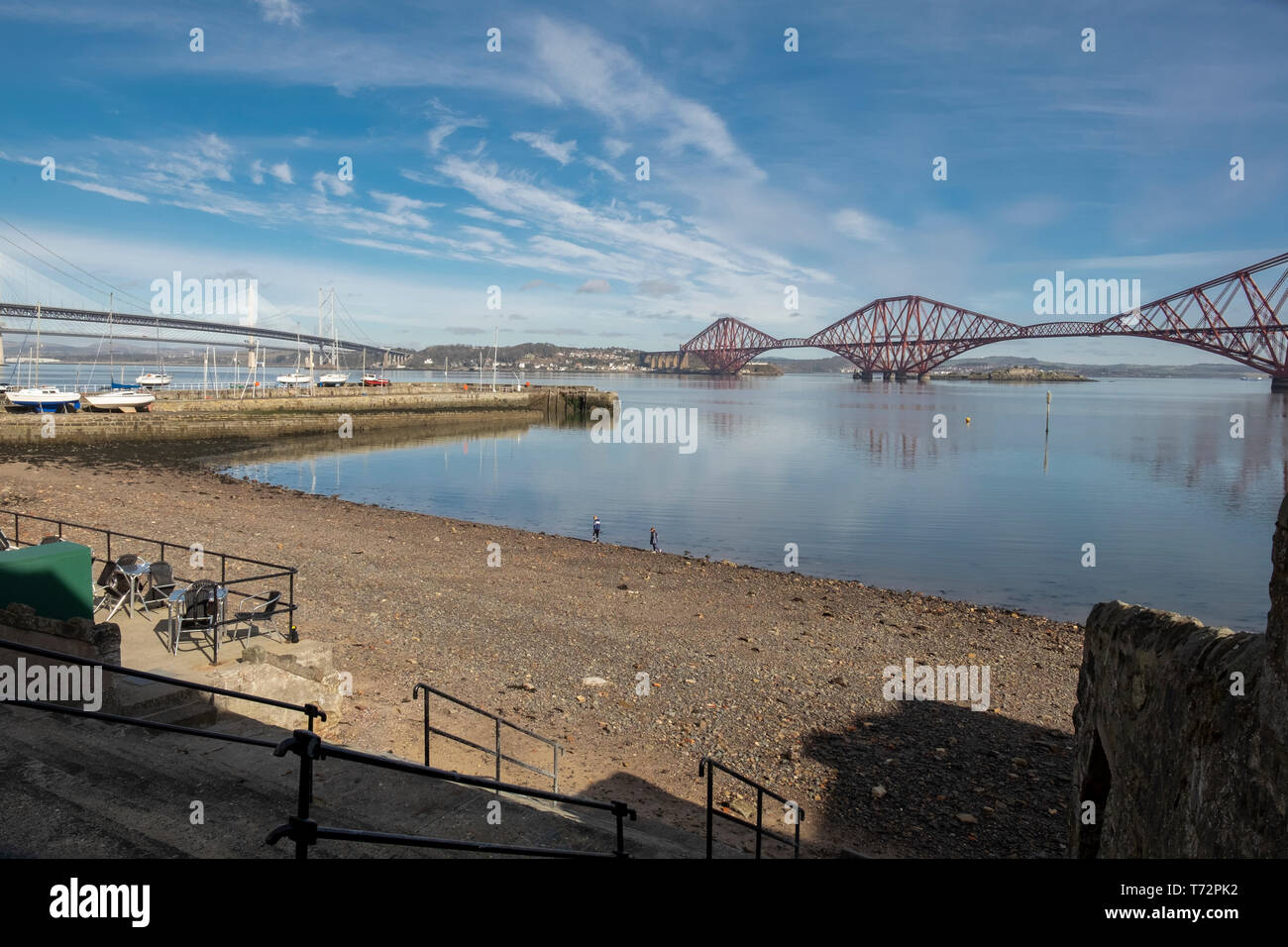 Le Forth Rail Bridge et les ponts routiers sur le Firth of Forth, South Queensferry près d'Édimbourg, en Écosse, Banque D'Images