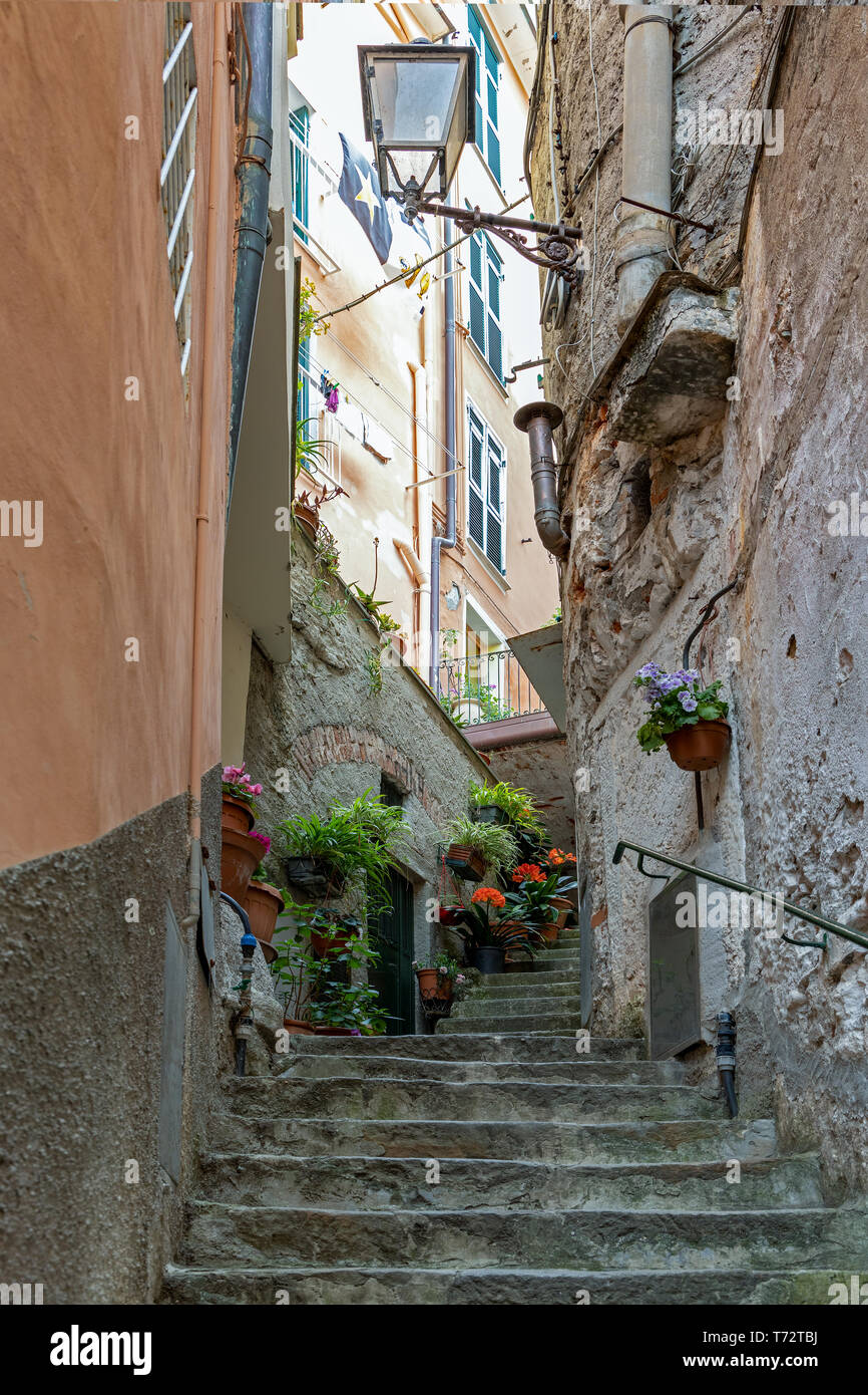 RIOMAGGIORE, la Ligurie / ITALIE - 21 avril : scène de rue de Riomaggiore Ligurie Italie le 21 avril 2019 Banque D'Images