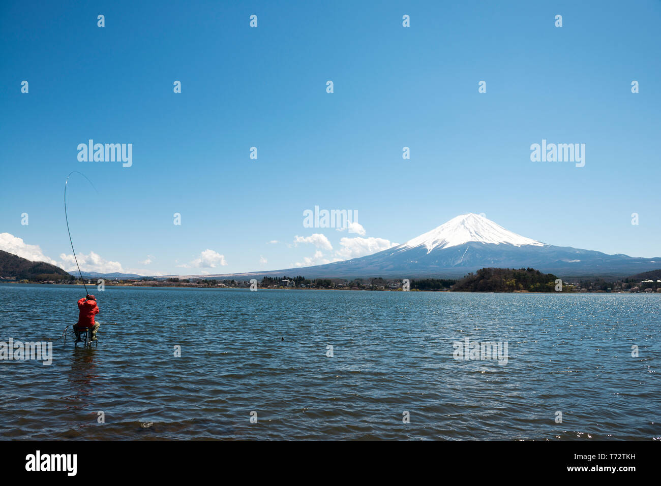 Pêcheur et Mt. Fuji du lac Kawaguchi, préfecture de Yamanashi, Japon Banque D'Images