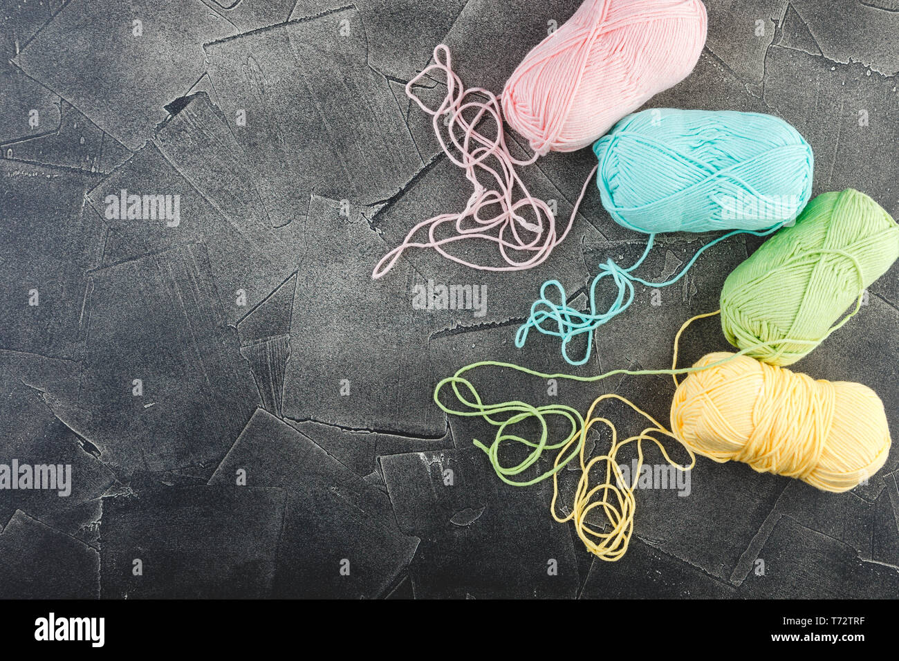 Écheveaux de fil de couleur sur fond sombre Banque D'Images