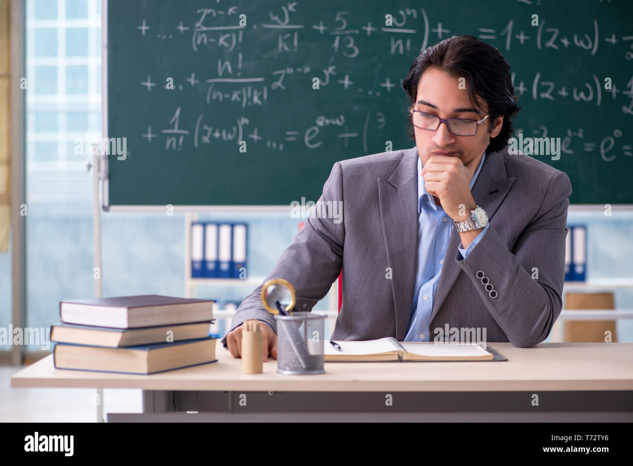 Beau jeune professeur de mathématique en classe Banque D'Images