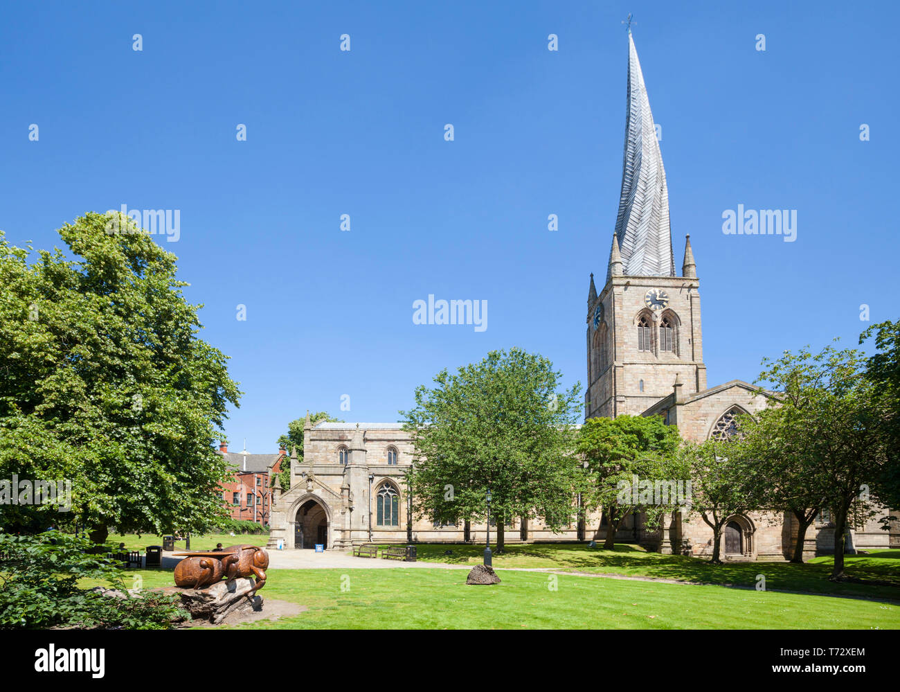 Eglise St Mary et tous les Saints Chesterfield avec un célèbre twisted spire Derbyshire Angleterre GO UK Europe Banque D'Images