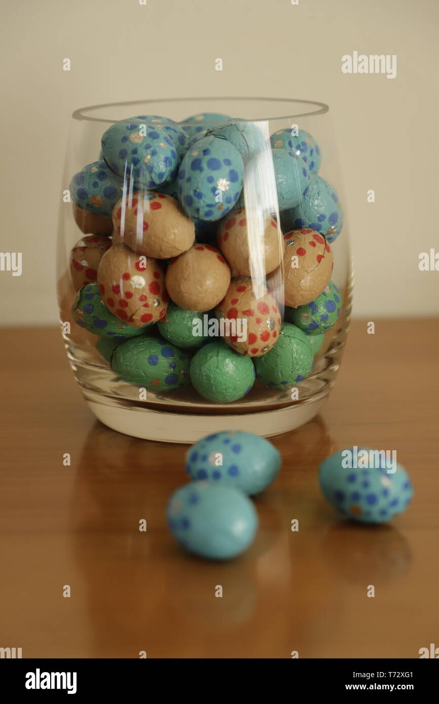 Les oeufs de Pâques en chocolat dans un verre Banque D'Images
