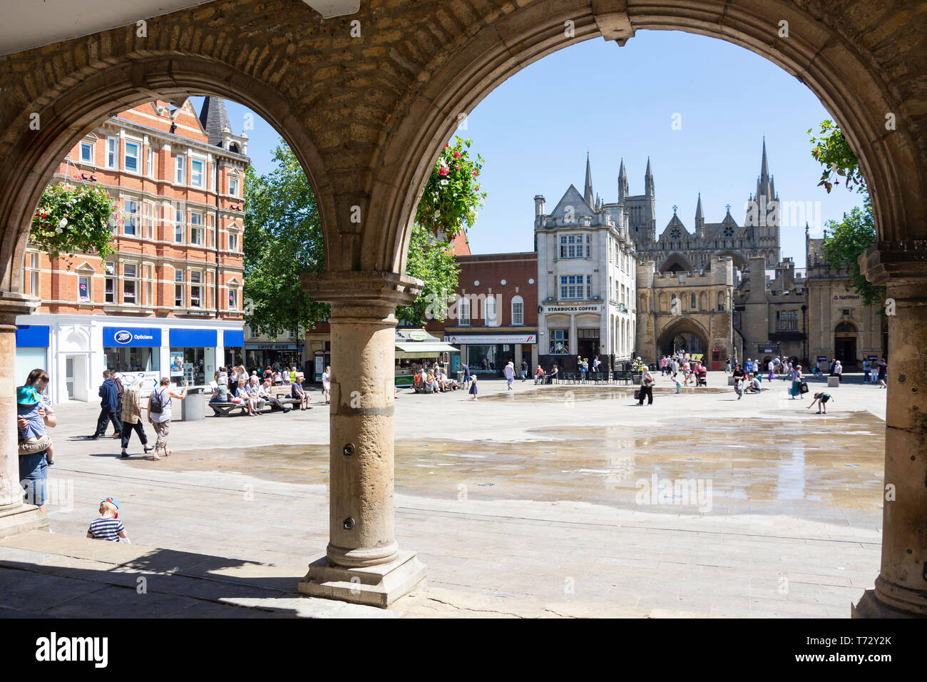 Vue sur la place de la cathédrale La cathédrale de Peterborough et de la Guildhall (croix), beurre, Peterborough Cambridgeshire, Angleterre, Royaume-Uni Banque D'Images