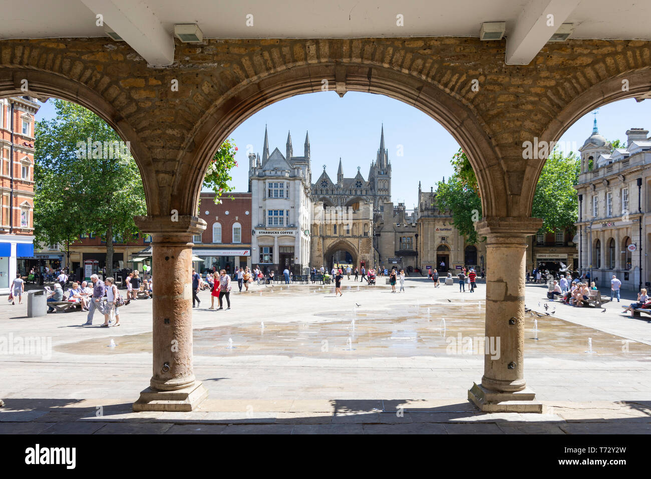 Vue sur la place de la cathédrale La cathédrale de Peterborough et de la Guildhall (croix), beurre, Peterborough Cambridgeshire, Angleterre, Royaume-Uni Banque D'Images