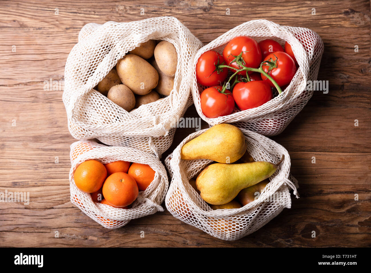 Une vue de dessus de légumes et fruits dans le sac sur le bureau en bois Banque D'Images