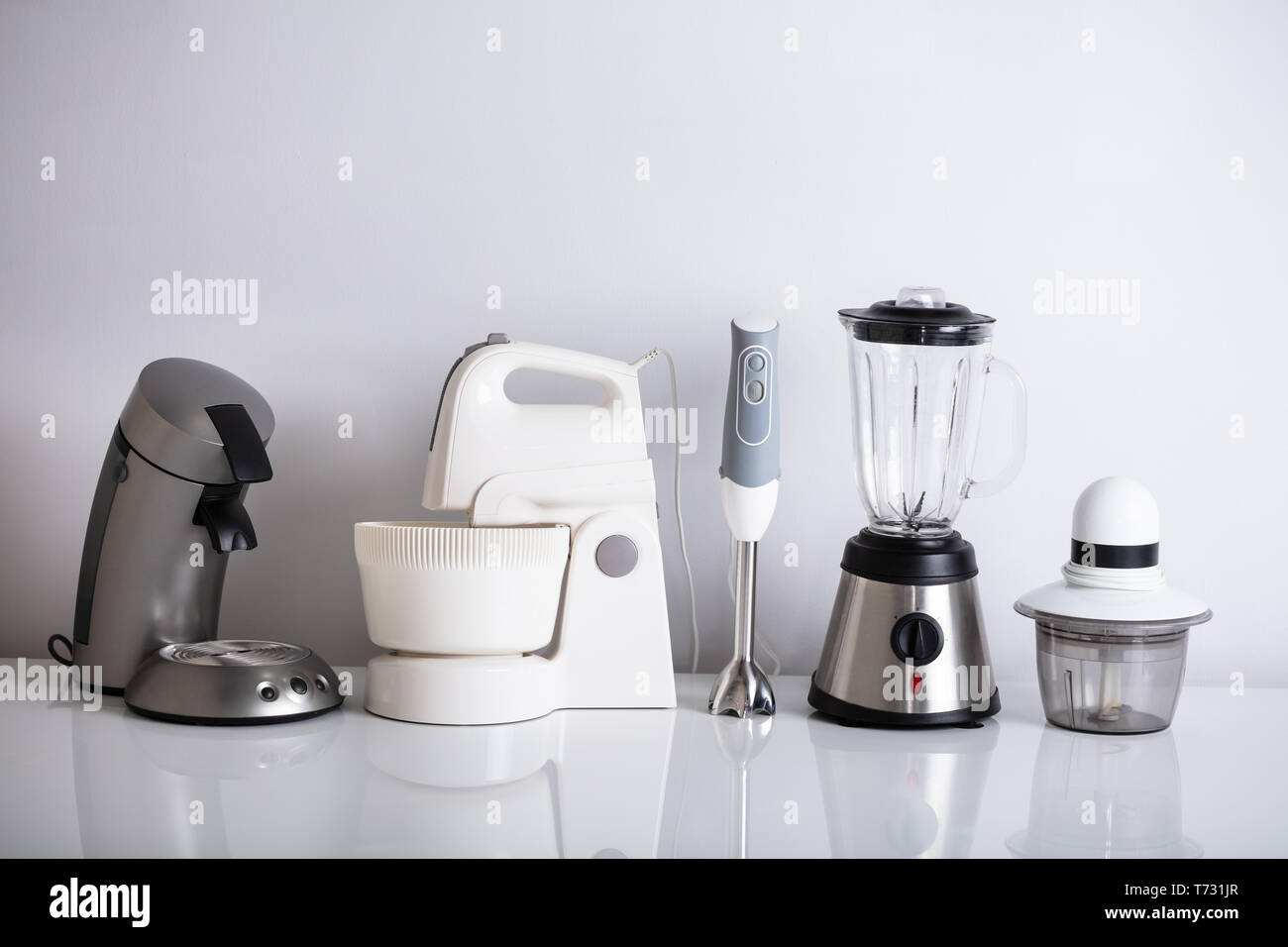 Variété d'appareils de cuisine en ligne sur Reflective 24 Banque D'Images