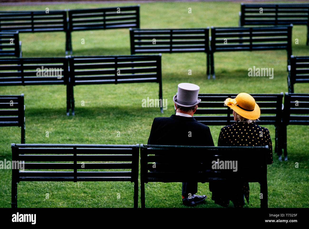 Jour de course d'Ascot, Ascot Royal Berkshire. 1986 Royal Ascot Homme et Femme assise en attente pour les courses pour commencer. Banque D'Images