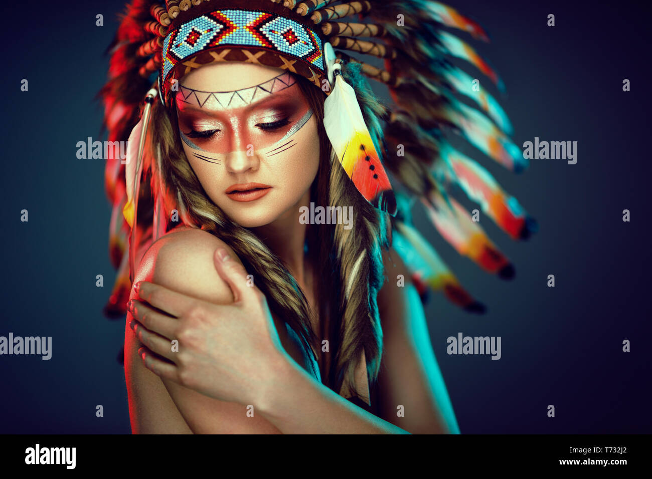Femme indienne féminine avec plumes colorées hat Banque D'Images