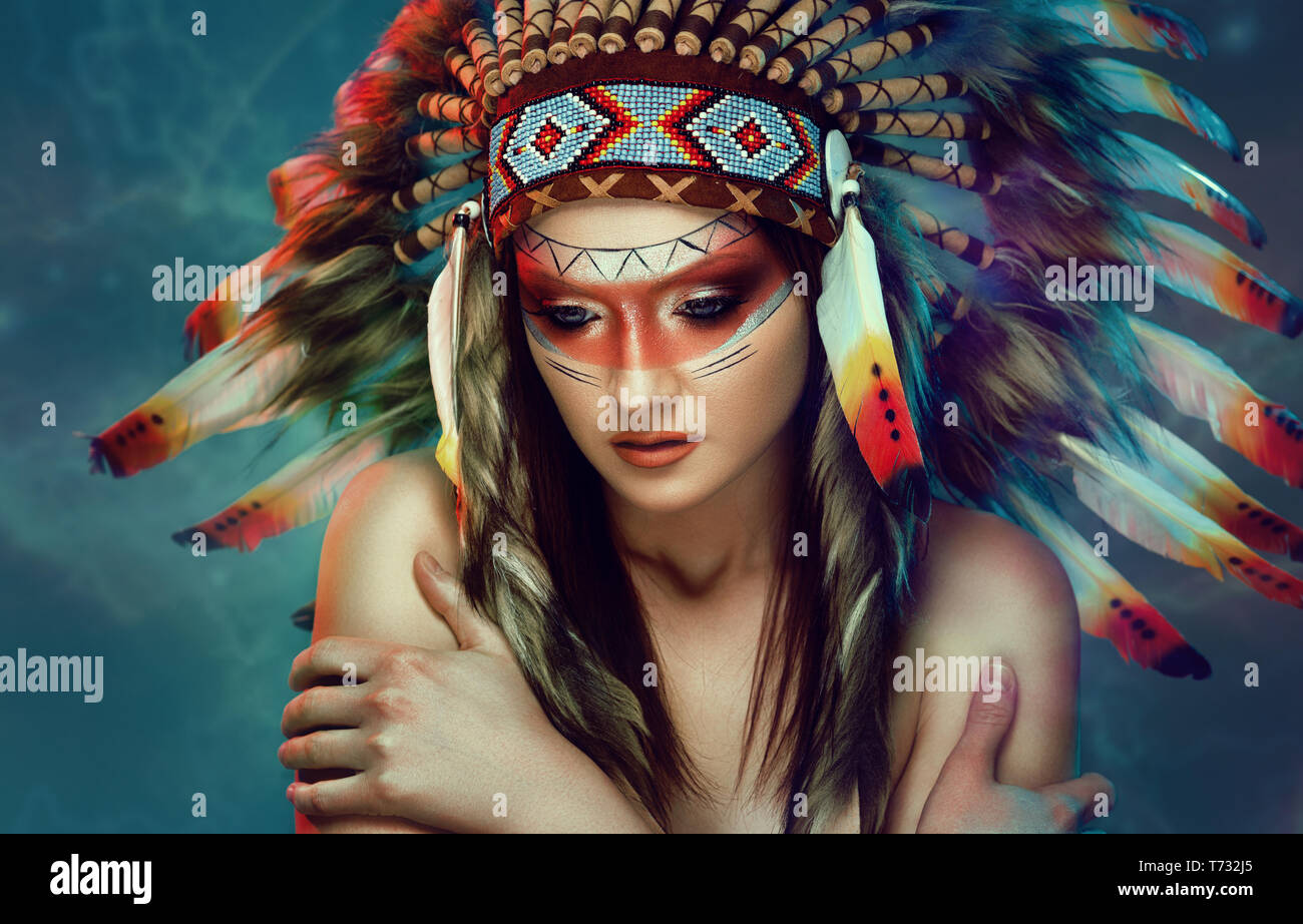 Femme indienne avec plumes colorées hat avoir froid Banque D'Images