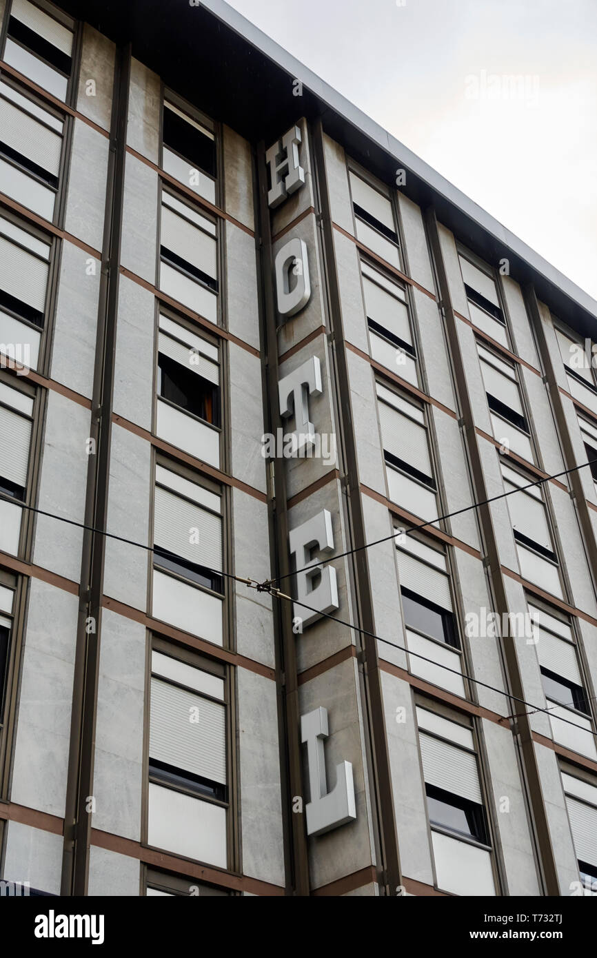 Façade d'un ancien hôtel en Italie avec un grand hôtel en face écrite du signal Banque D'Images