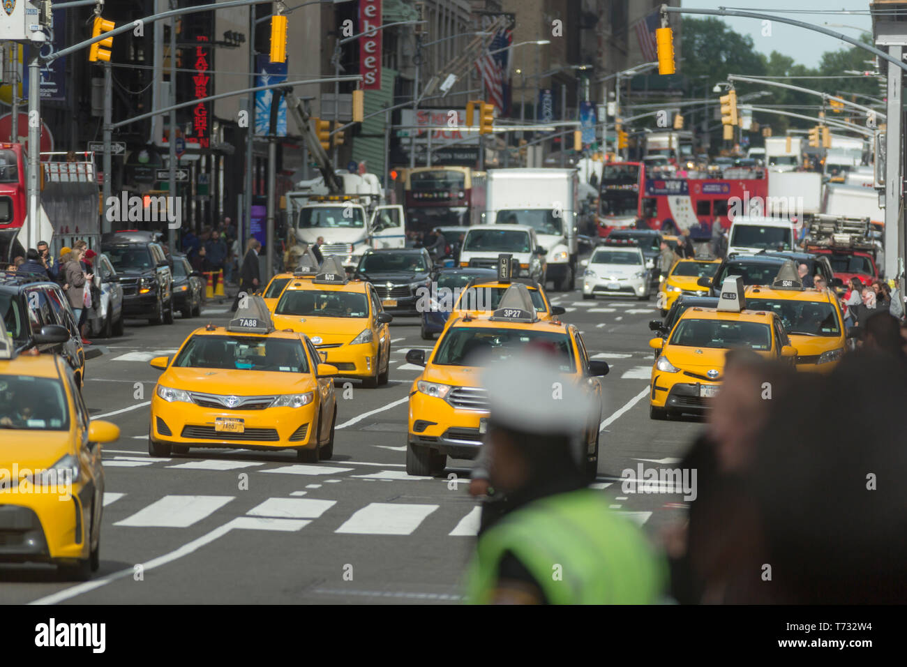 Les taxis jaunes, 7e avenue, MANHATTAN NEW YORK USA Banque D'Images