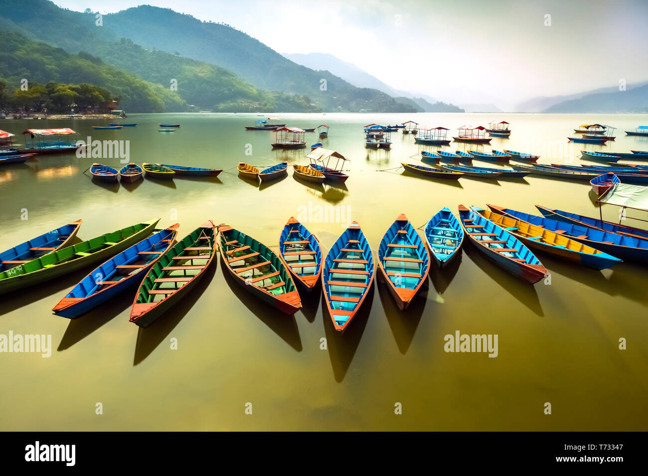 Vue imprenable sur le Lac Phewa. bateaux colorés d'attente à un midi.Province de Pokhara au Népal Banque D'Images