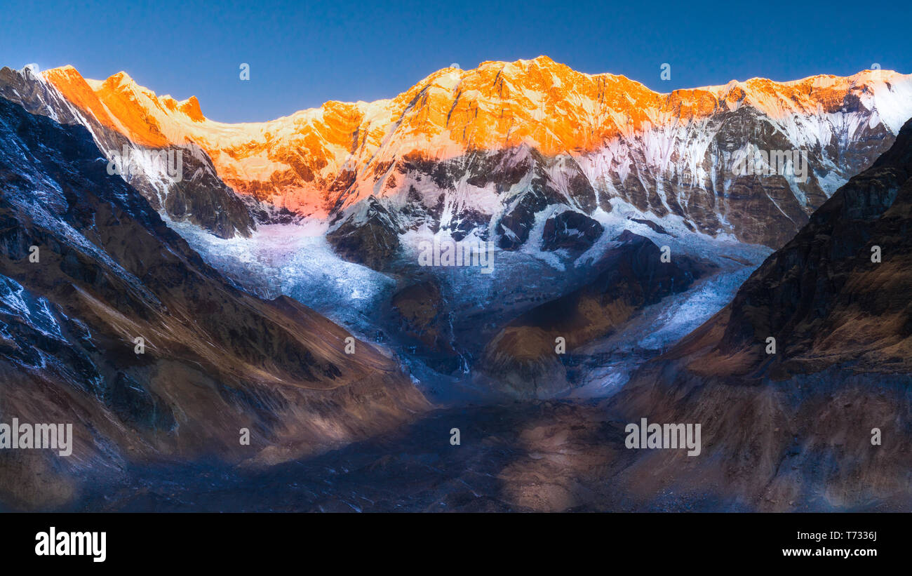 Camp de base de l'Annapurna heure d'or pendant le lever du soleil avec ciel bleu Népal Banque D'Images