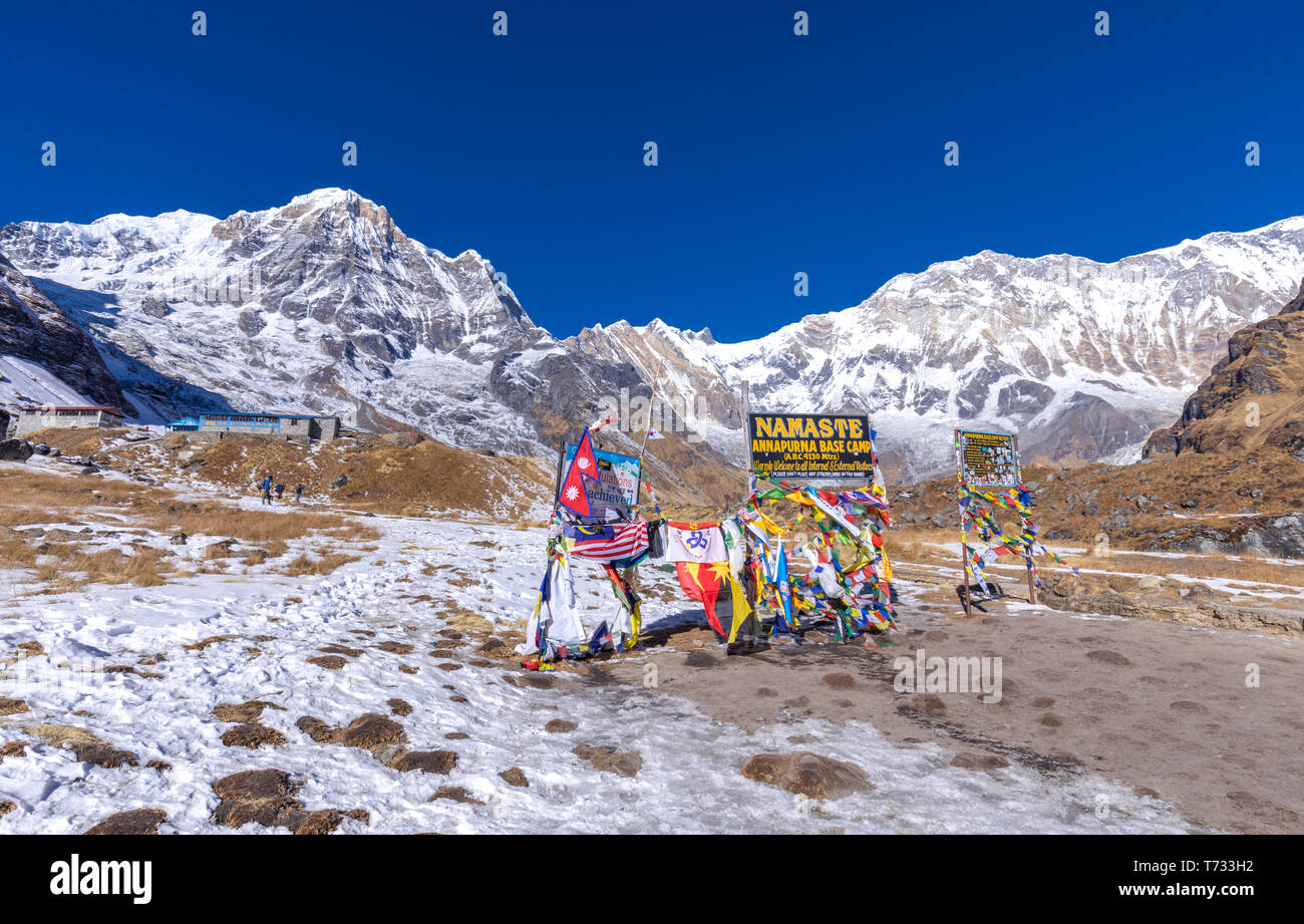 Entrée du camp de base de l'Annapurna avec les drapeaux des différents pays au Népal Banque D'Images