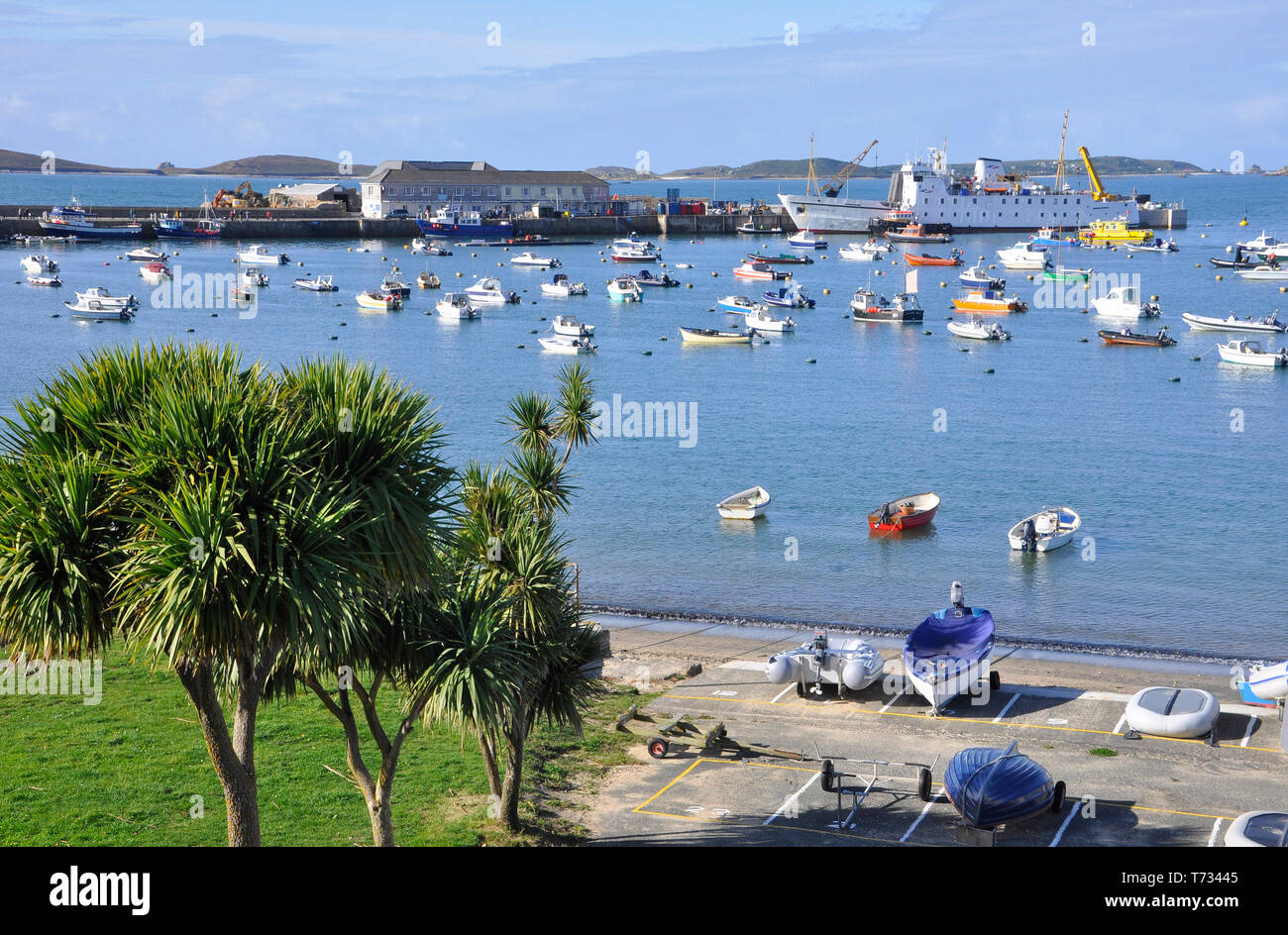 Vue sur le port à Hugh Town, St Mary, Îles Scilly. Scillonian III en cours de chargement avant de partir pour Penzance. Banque D'Images