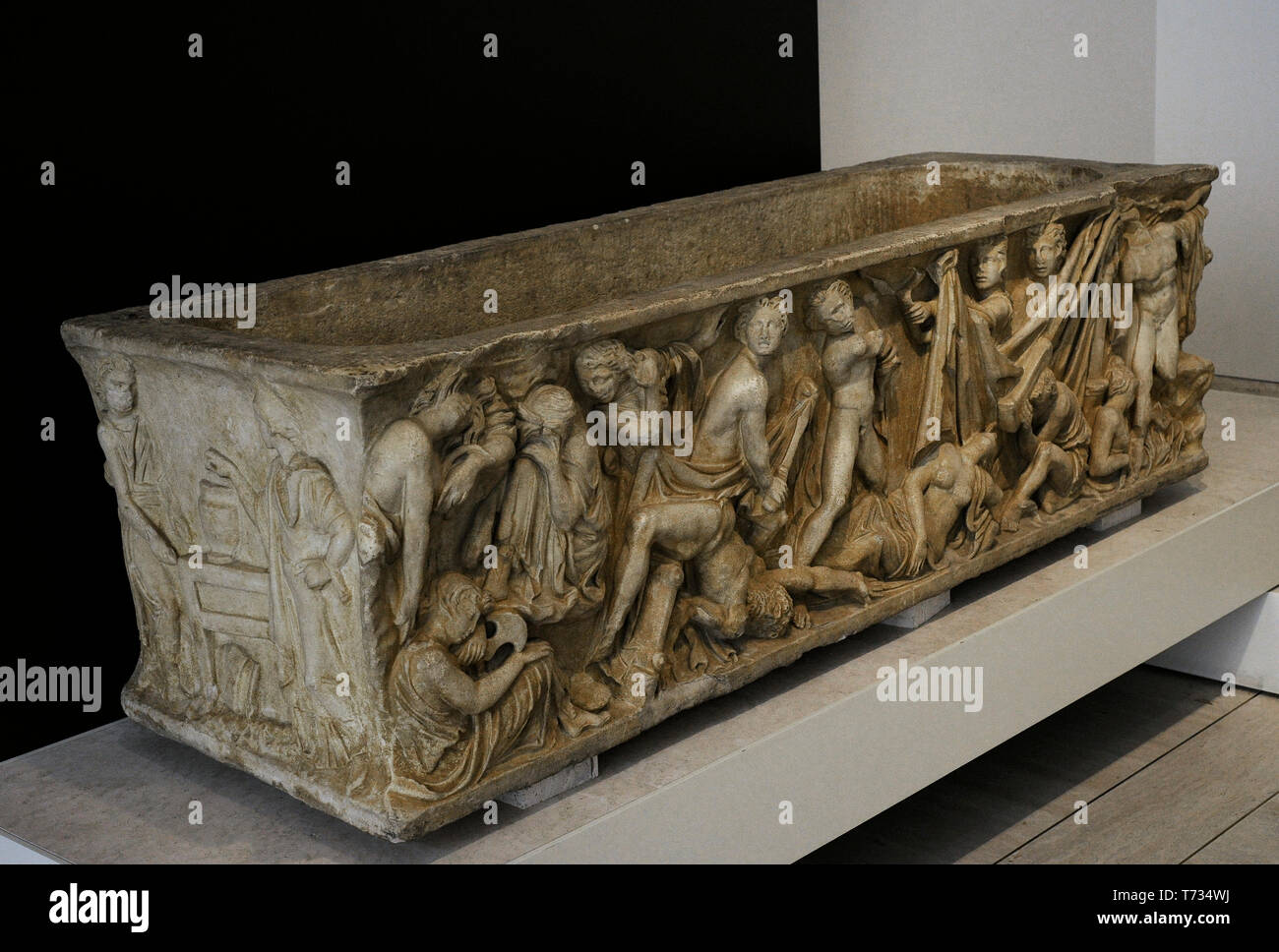 Sarcophage de l'Orestie. La mi-2e siècle. Bas-reliefs représentant la vengeance d'Oreste : la mort de Clytemnestre et d'Égisthe le traître, l'arrivée du héros à Delphes et sa comparution devant le tribunal athénien, à l'Aréopage, où il sera acquitté. En. De Husillos (province de Palencia, Castille et Leon, Espagne). Musée Archéologique National. Madrid. L'Espagne. Banque D'Images