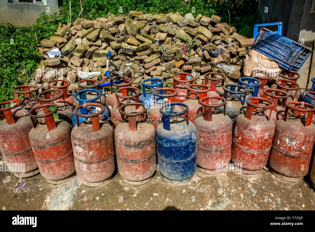 Des bouteilles de gaz dans le village de touchés séisme Shonku, Katmandou. Un séisme de magnitude 7,8 a frappé le Népal est à 11:56, le 25 avril 2015, tuant Banque D'Images