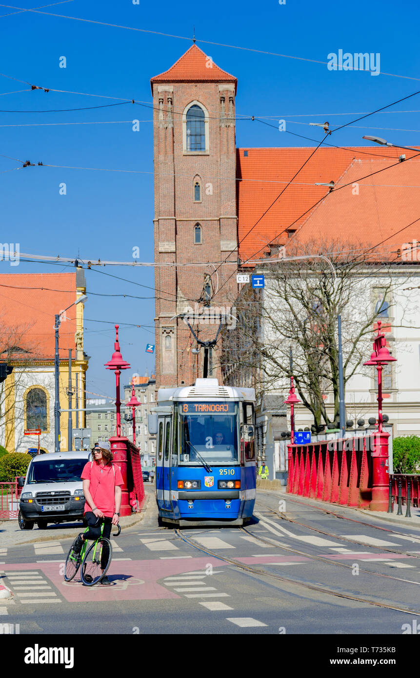 Wroclaw, province de la Basse-Silésie, Pologne. Voir à travers le sable pont vers l'église paroissiale catholique romaine NMP sur le sable du beffroi. Banque D'Images