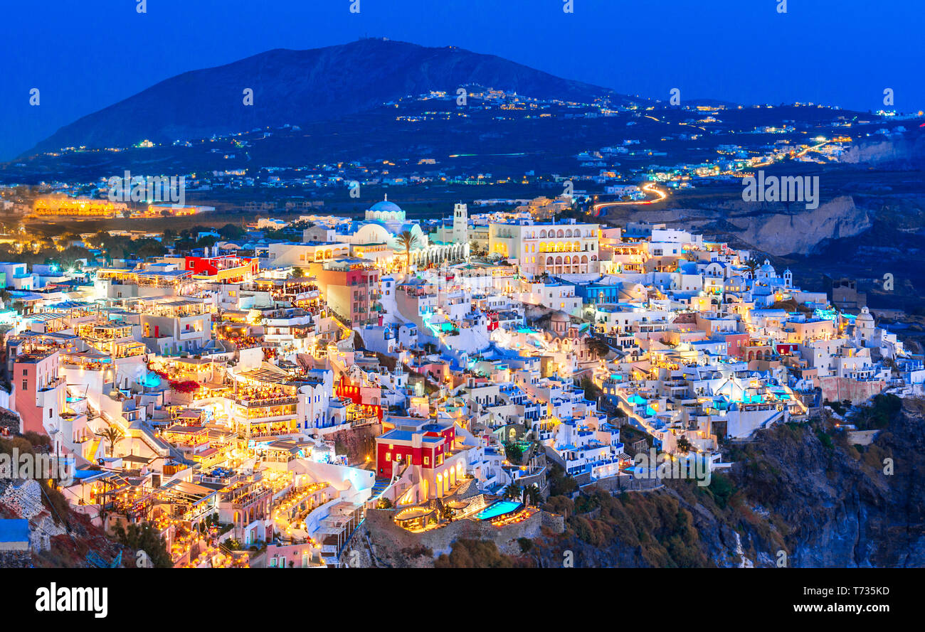 L'île de Santorin, Fira, Grèce. Aperçu de la falaise ville de Thira, Fira, avec la traditionnelle et célèbre maisons blanches sur la caldeira, la mer Égée se Banque D'Images