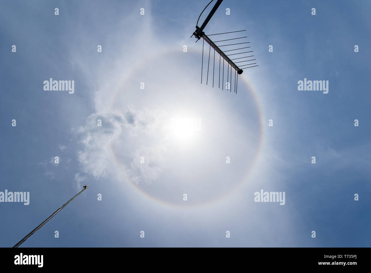 Santa Clara, Cuba. Mai 03, 2019 : Un halo solaire visible dans le ciel à 13:23:42 Cuba temps Banque D'Images