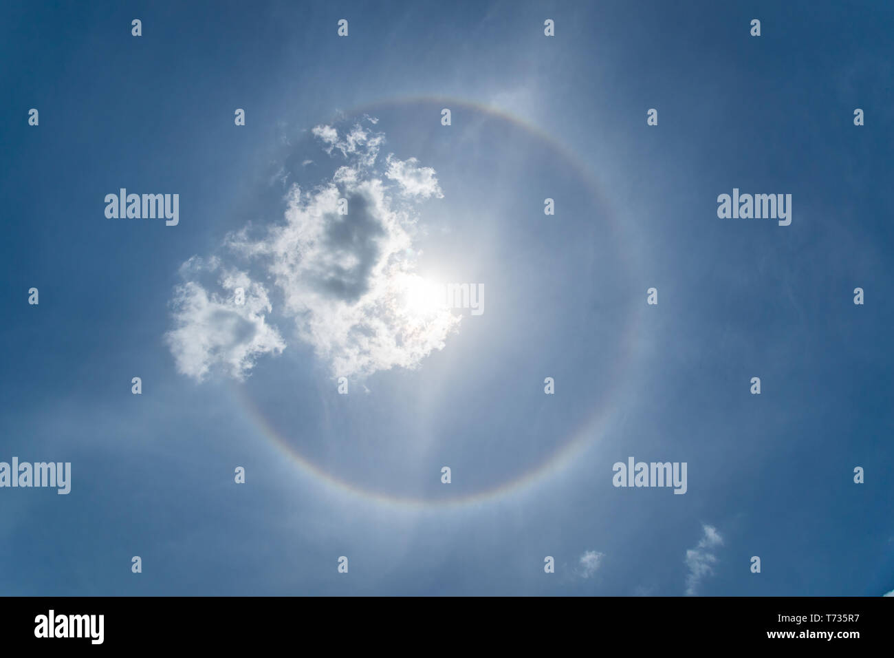 Santa Clara, Cuba. Mai 03, 2019 : Un halo solaire visible dans le ciel à 13:36:592 fois Cuba Banque D'Images