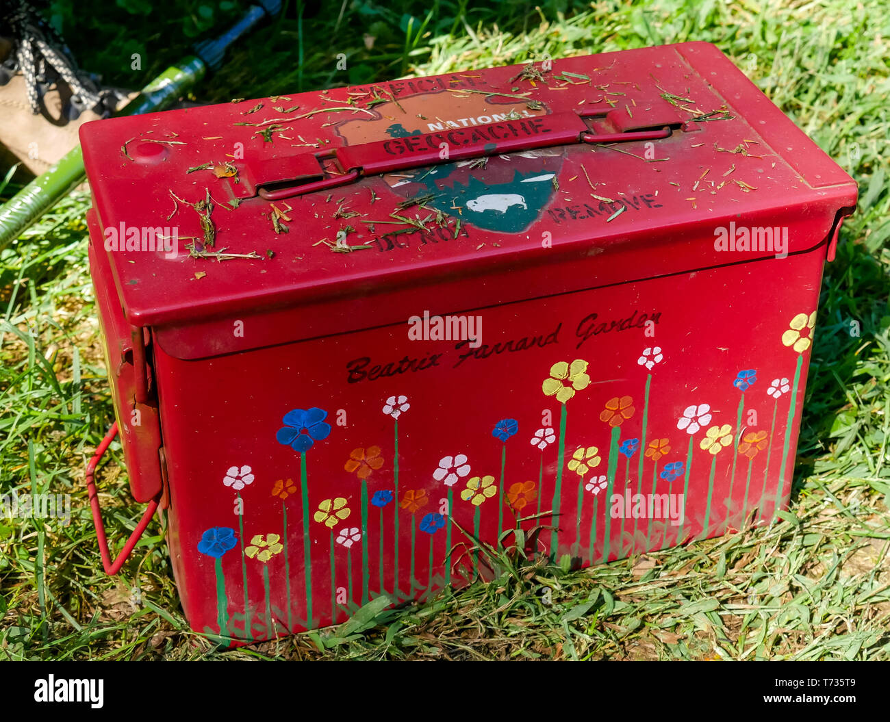 Quirky inhabituelle peut munitions peint orné de fleurs, utilisé comme un trésor contenant, et Beatrix Farrand Garden, Hyde Park, NY, USA Banque D'Images