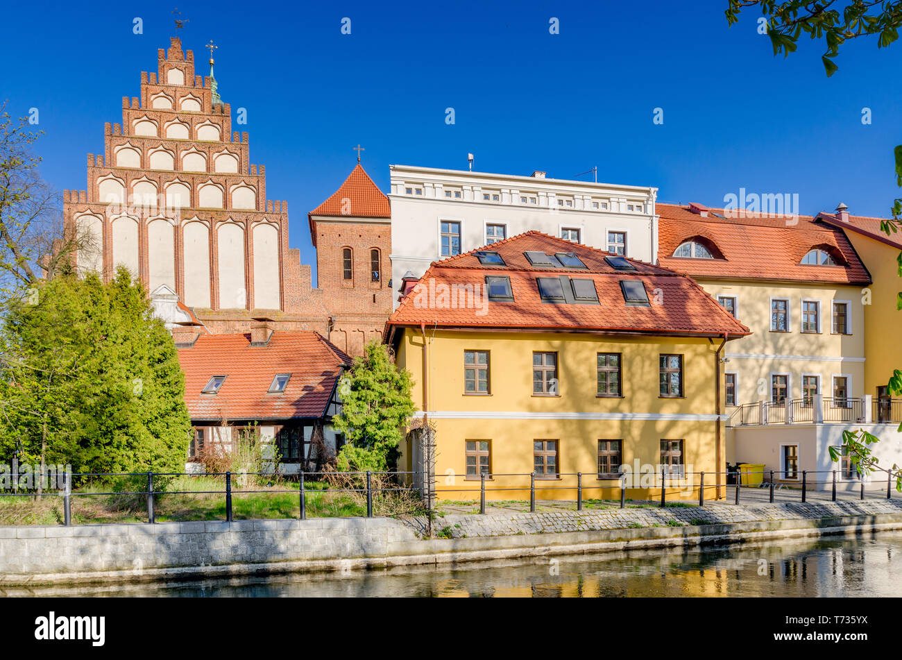 Bydgoszcz, Kuyavian-province de Poméranie, Pologne. St Martin et la cathédrale Saint-Nicolas avec les bâtiments environnants, sur la berge. Mlynowka Banque D'Images