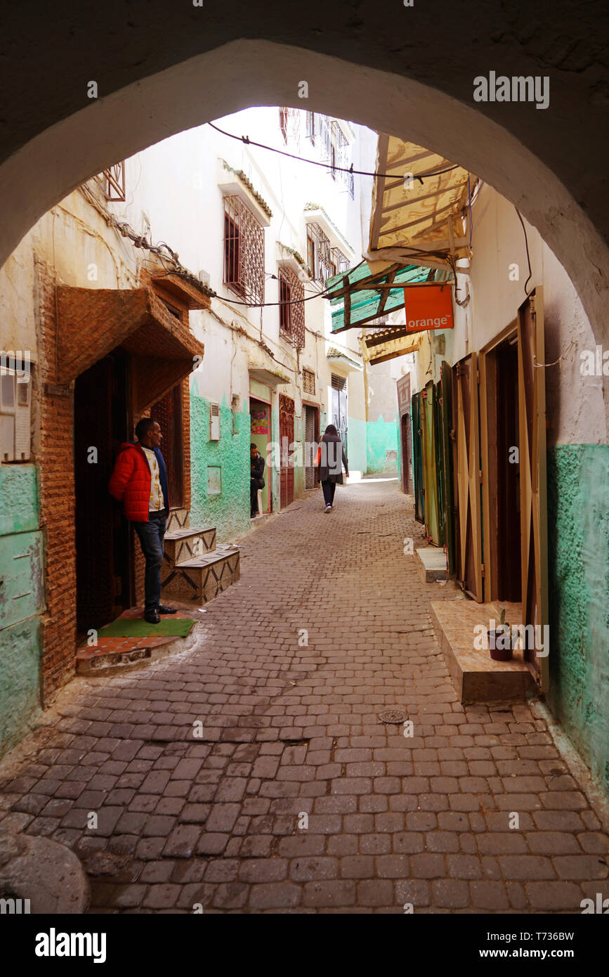 Balades à travers les ruelles résident dans les 'medina' (ancienne cité d'une ville d'Afrique du Nord) de Moulay Idriss, une petite ville qui est titulaire d'un et Banque D'Images