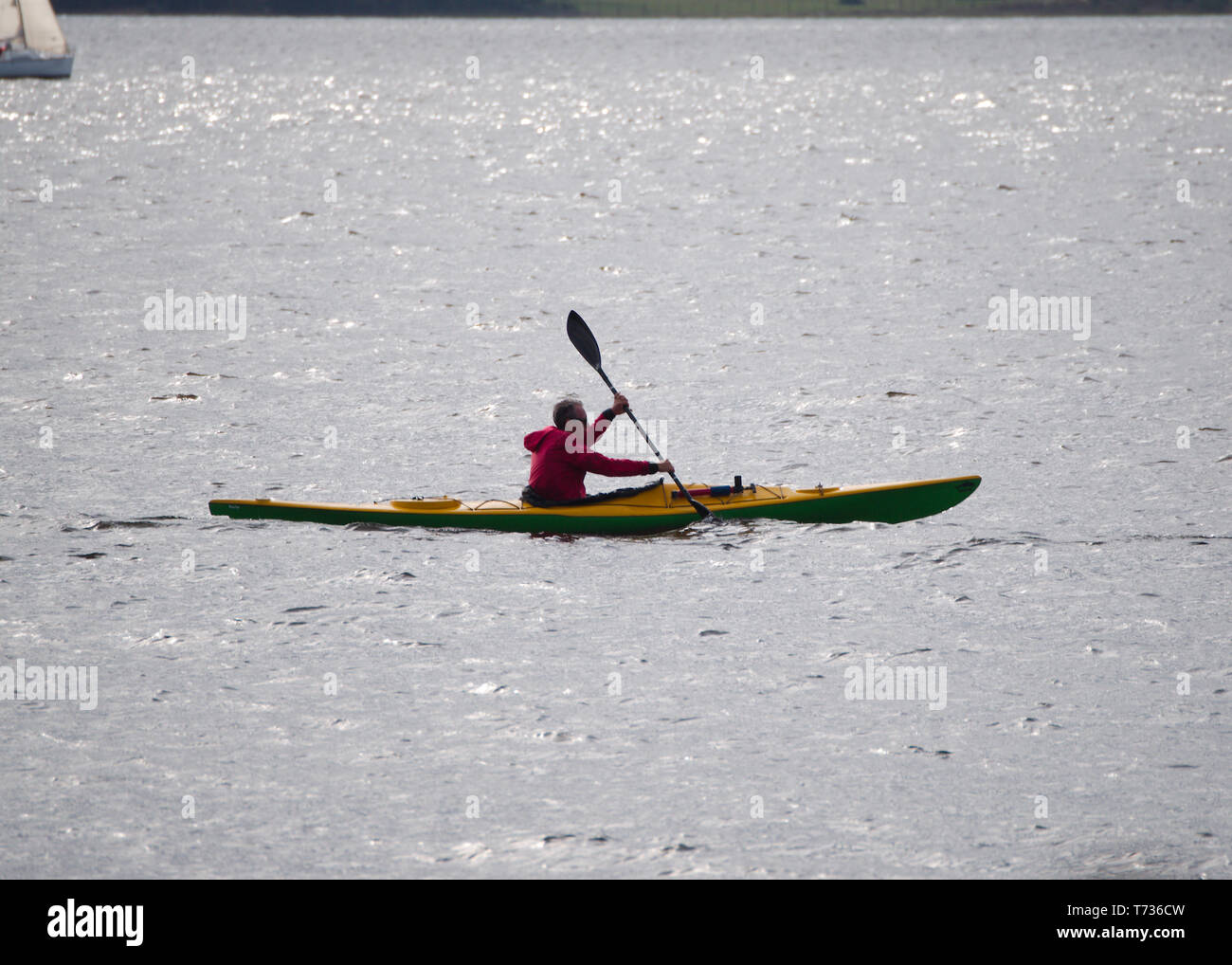 Villa Carlos Paz, Cordoba, Argentine - 2019 : Un homme monte un kayak au lac San Roque, l'une des principales attractions de cette ville touristique. Banque D'Images