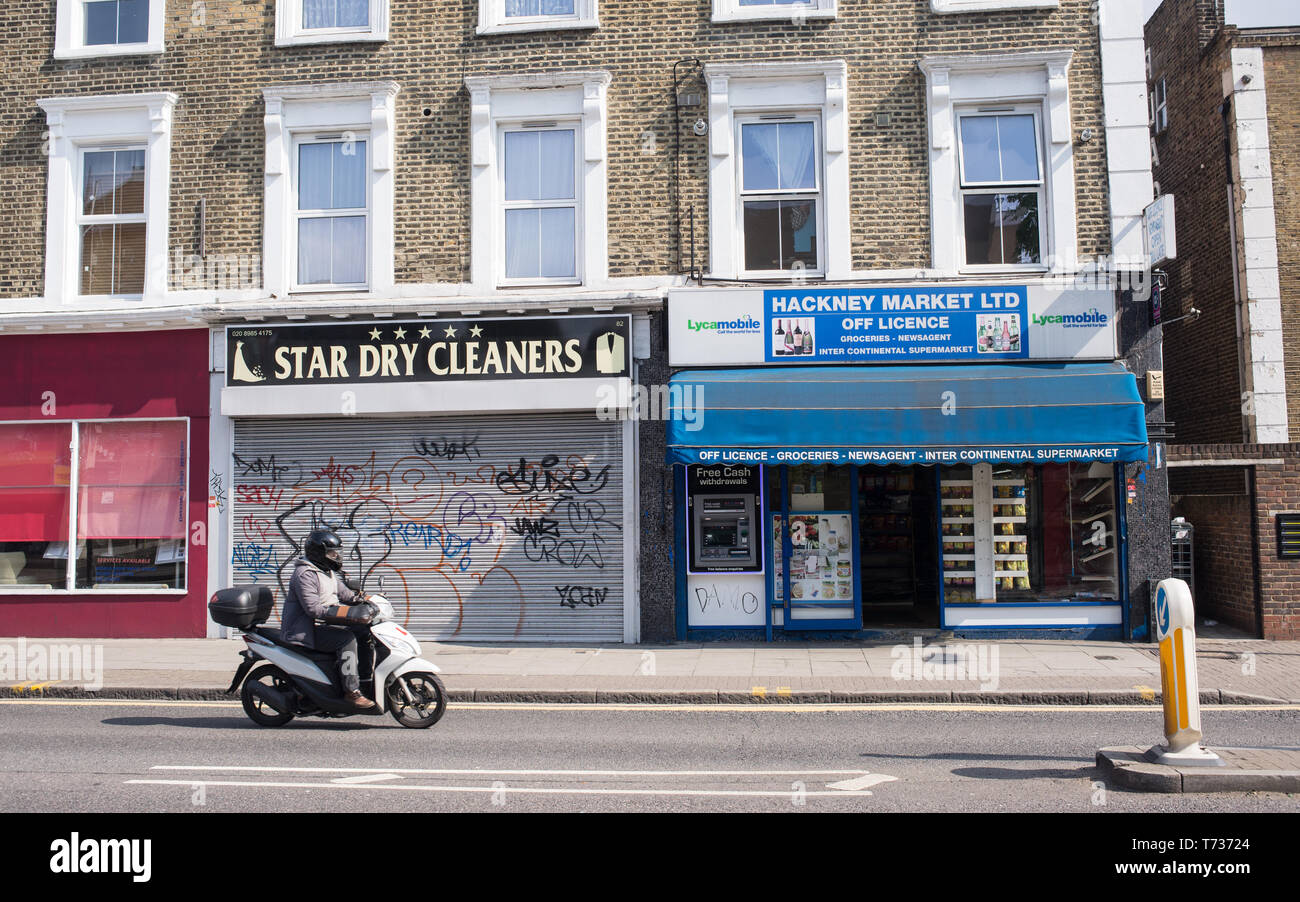 Hackney, Londres, Angleterre, Royaume-Uni - Avril 2019 : Rue avec dépanneur licence off et nettoyeurs shop à Amhurst road, London, East London Banque D'Images