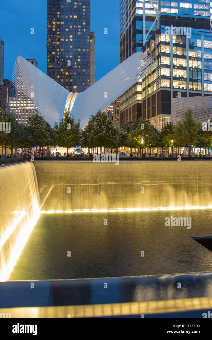 OCULUS (©SANTIAGO CALATRAVA 2018) WORLD TRADE CENTER WESTFIELD CENTRE DE TRANSPORT DU CHEMIN NORTH REFLECTING POOL DOWNTOWN MANHATTAN NEW YORK USA Banque D'Images