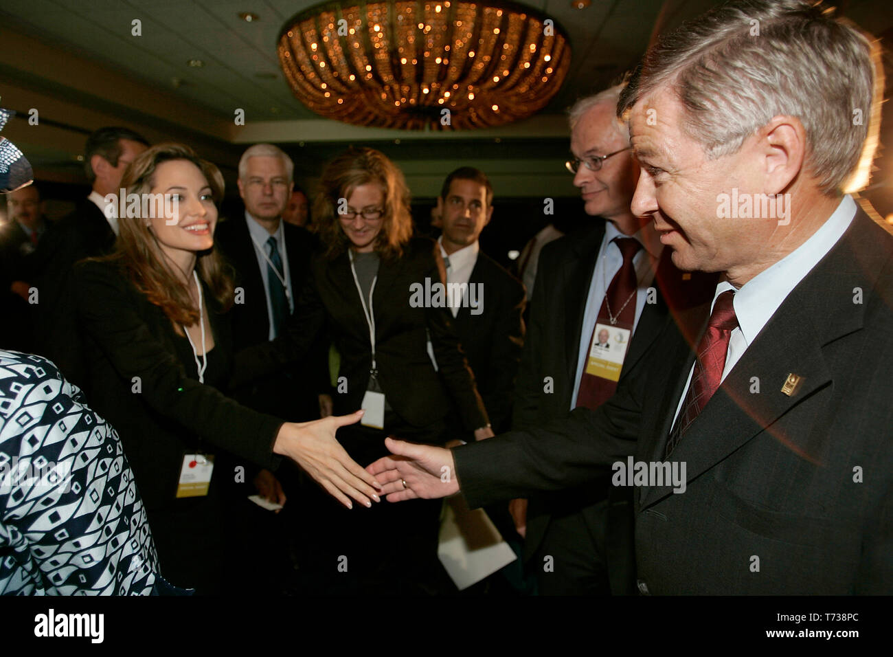 Le premier ministre de la Norvège, Kjell Magne Bondevik répond à l'actrice et militante Angelina Jolie au cours d'un débat lors de la réunion d'inauguration de la Clinton Global Initiative forum. Banque D'Images