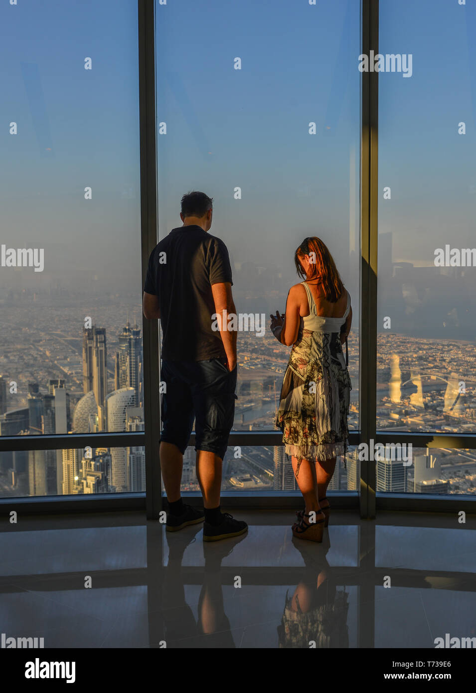 Dubaï, Émirats arabes unis - Dec 7, 2018. Les personnes bénéficiant de la plate-forme d'observation du plus haut bâtiment du monde, Burj al Khalifa. Banque D'Images