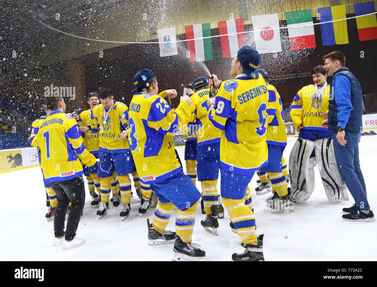 Kiev, UKRAINE - le 20 avril 2018 : Les joueurs de l'Équipe nationale d'Ukraine célèbrent la victoire du championnat de hockey sur glace 2018 Championnats du Monde U18 Div 1B à Pa Banque D'Images