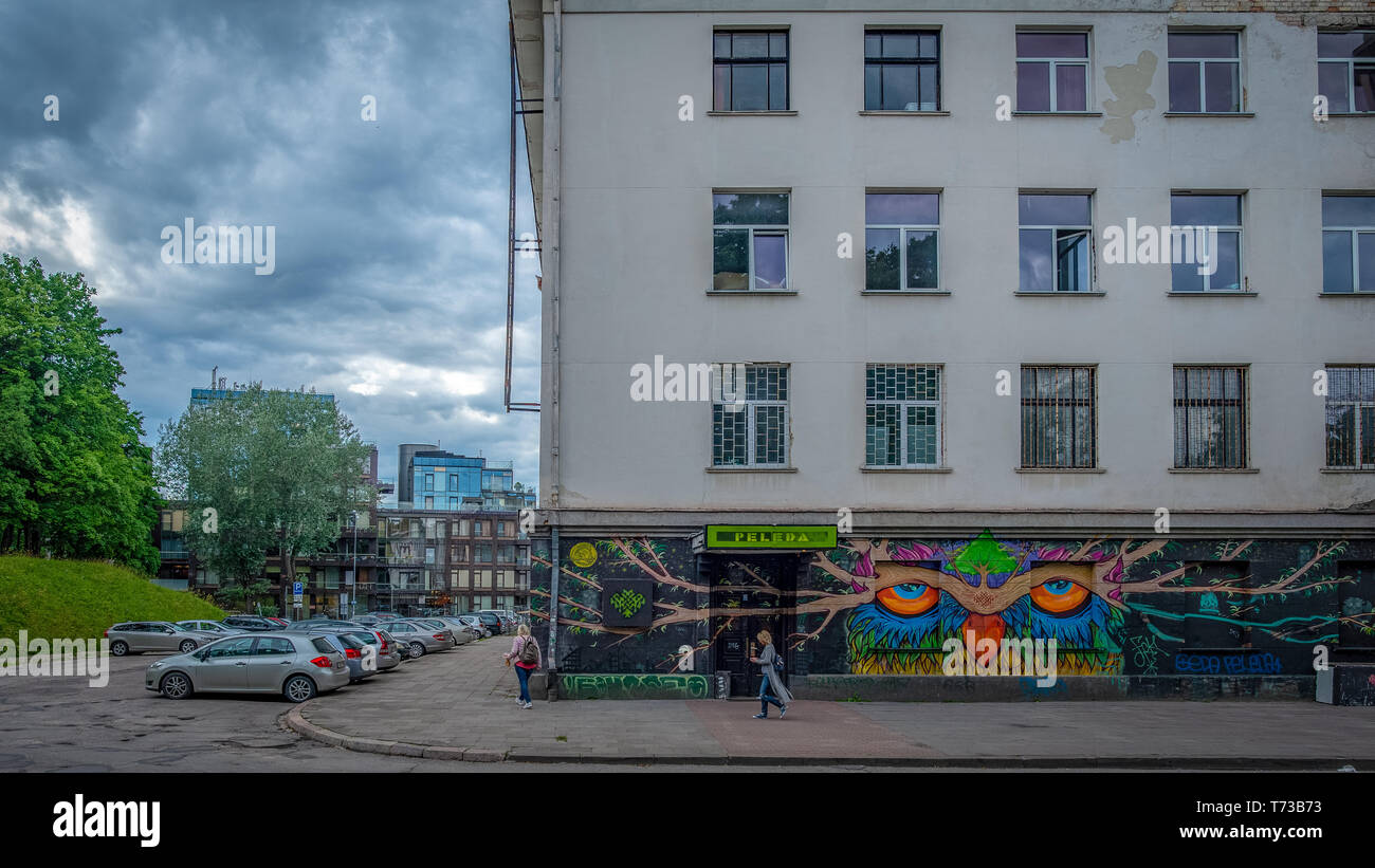 VILNIUS, LITUANIE - 5 juillet 2018 : vue partielle d'un bâtiment néoclassique de l'ère soviétique et l'entrée d'une discothèque, Vilnius Banque D'Images