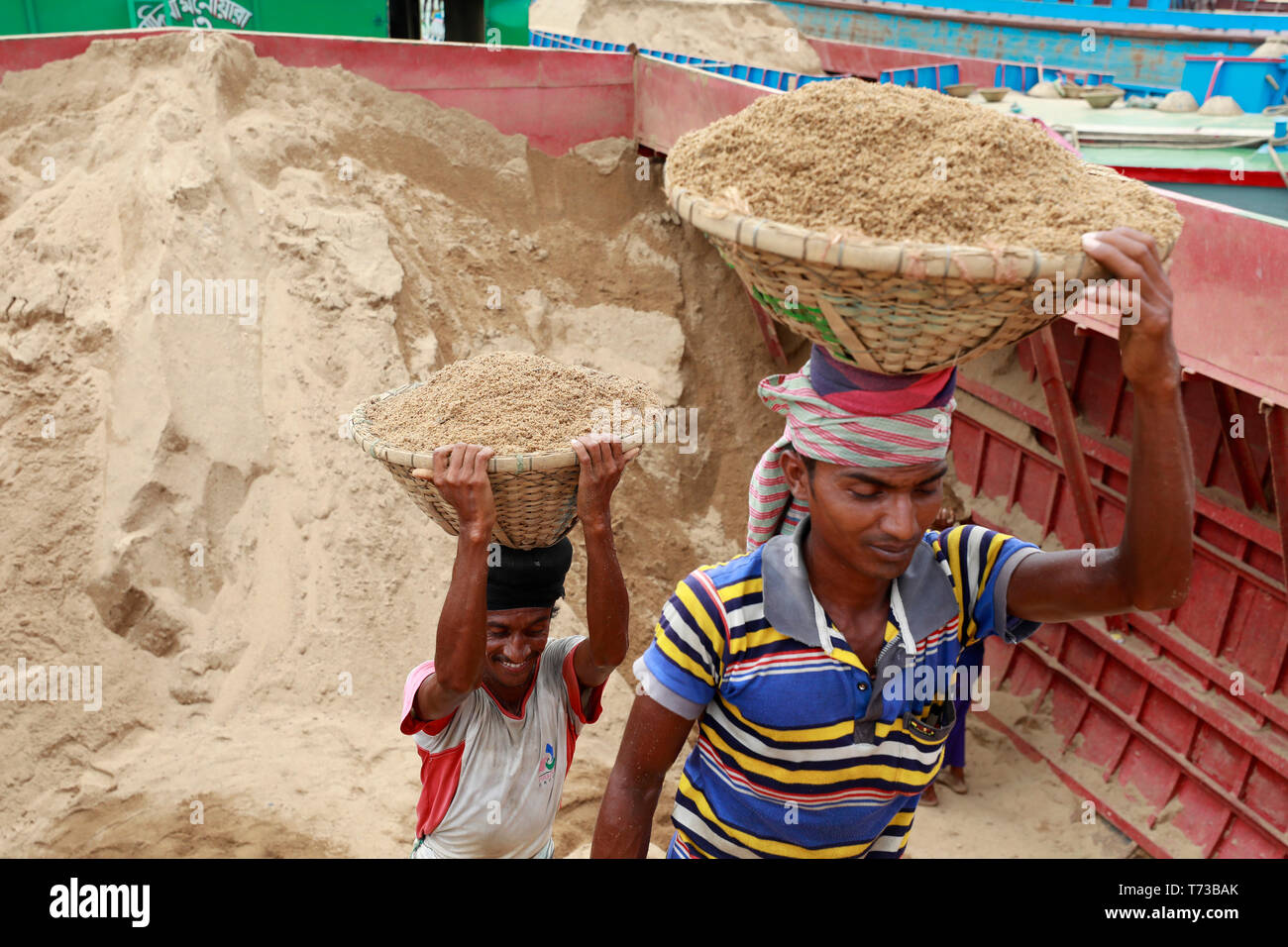 Dhaka, Bangladesh - 30 Avril 2019 : Des travailleurs portent sur un camion de charbon d'un bateau près de l'BIWTA Gabtoli au poste de débarquement à Dhaka le 30 avril Banque D'Images