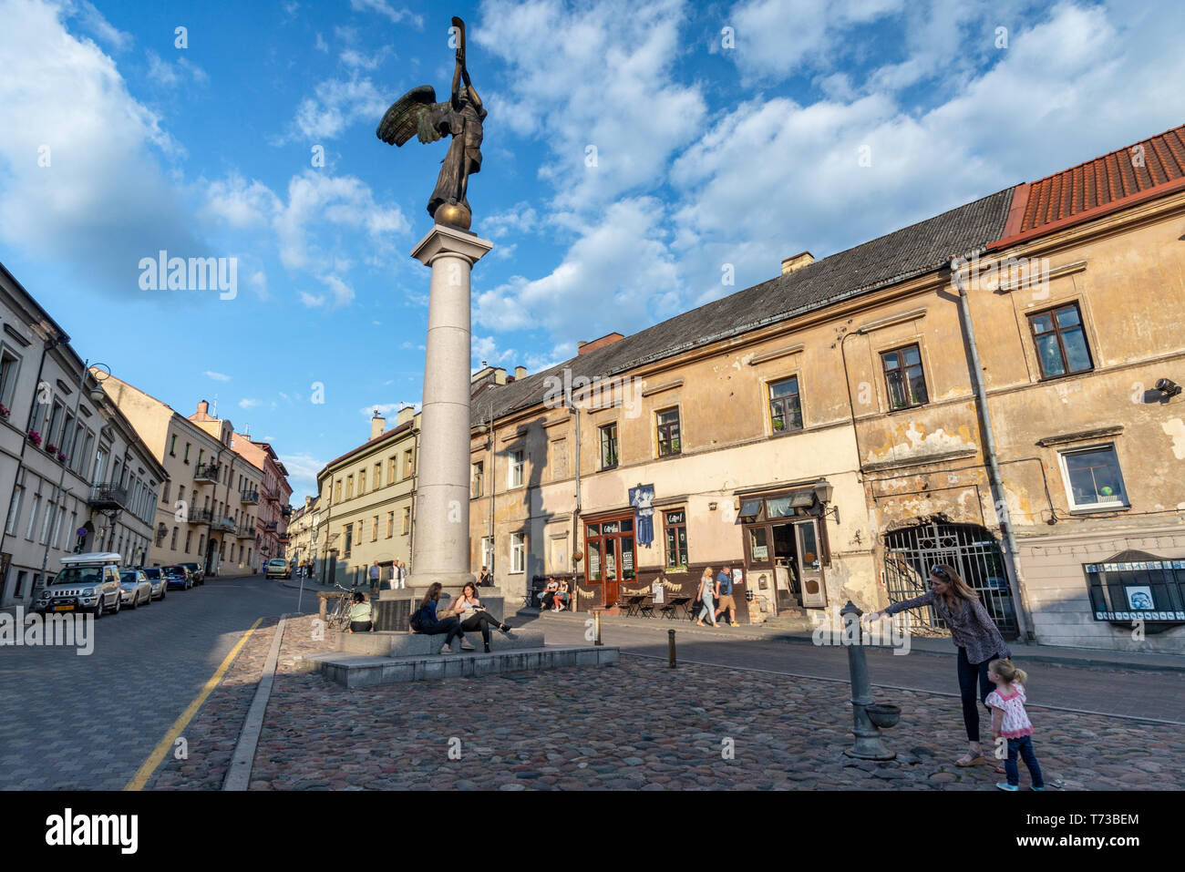 VILNIUS, LITUANIE - le 7 juillet 2018 : place centrale de la République d'Uzupis une colonne surmontée d'un ange Banque D'Images