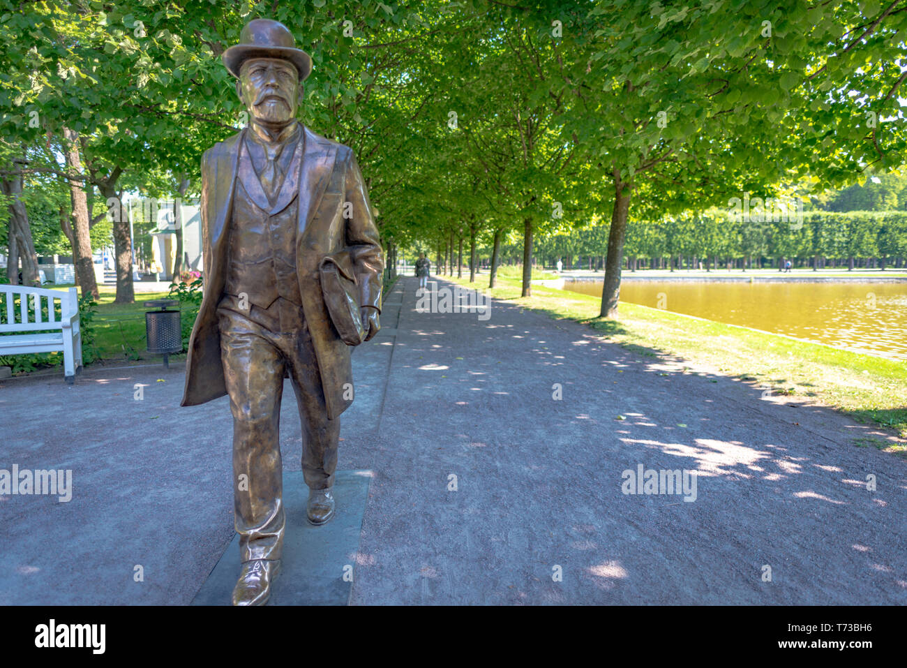 Jaan Poska sculpture en bronze dans les jardins du palais de Kadriorg capturées avec un objectif grand angle sur un après-midi d'été, Tallinn, Estonie Banque D'Images