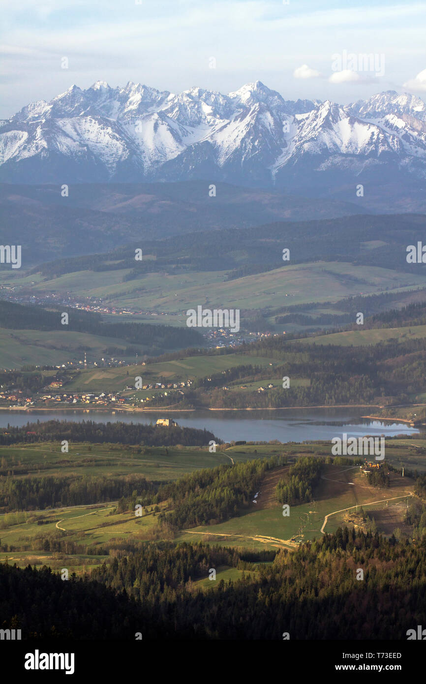 Le château de Czorsztyn lointain sous majestic Montagnes Tatra. Banque D'Images