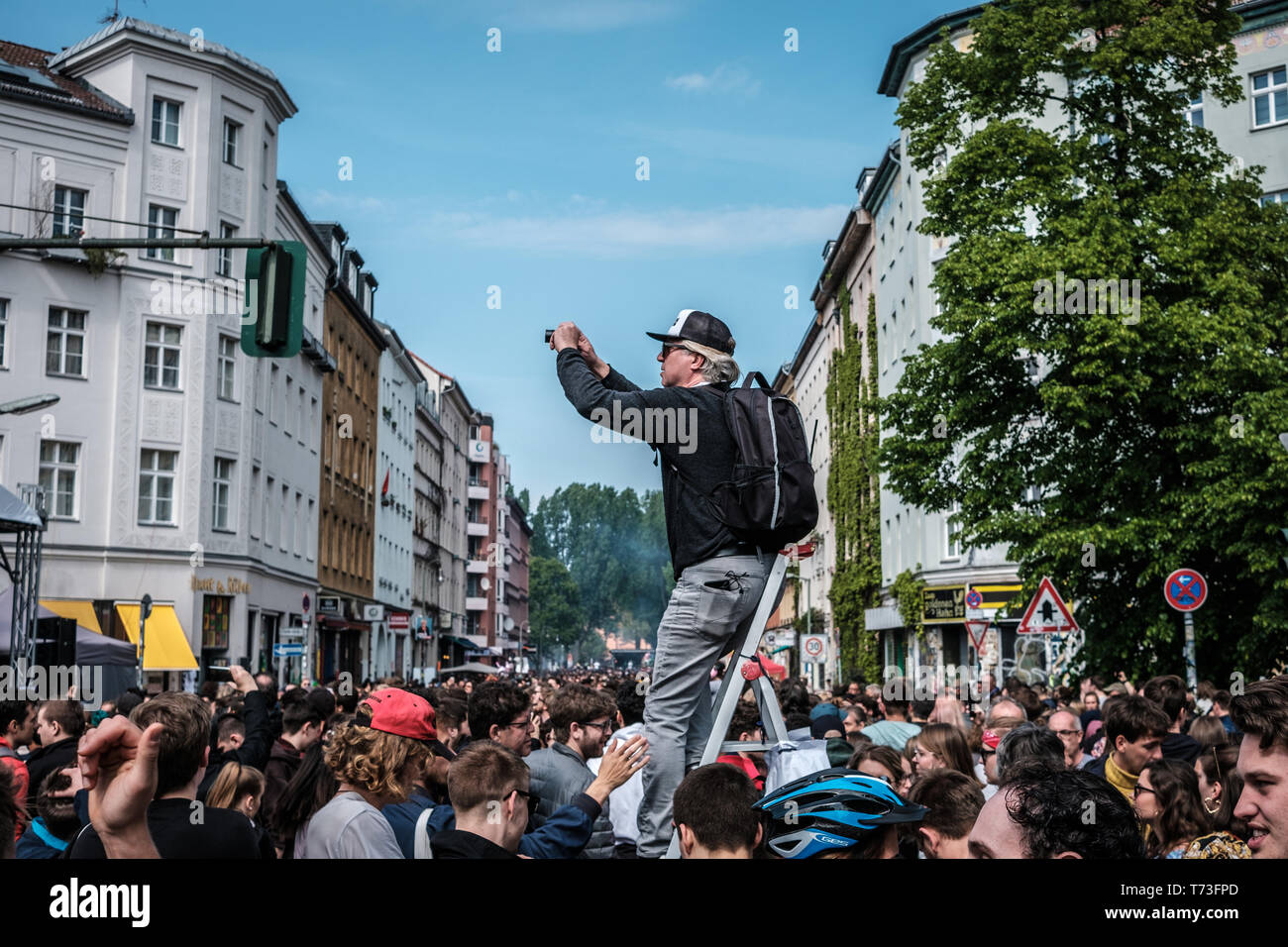 Berlin, Allemagne - 01 mai 2019 : personne sur l'échelle de la prise de vue de monde festival de rue le jour de la fête du travail à Berlin, Kreuzebreg Banque D'Images
