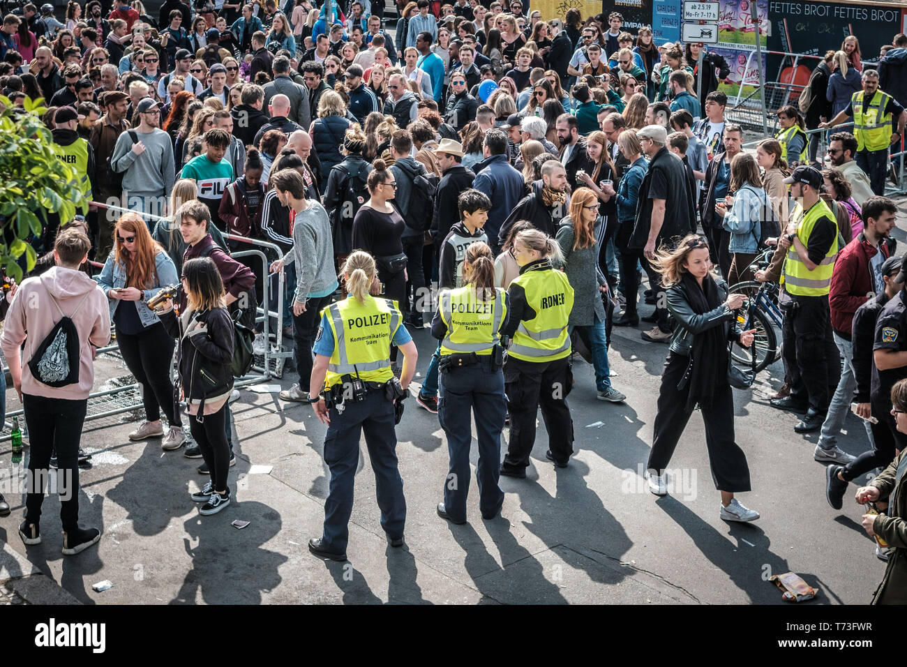 Berlin, Allemagne - 01 mai 2019 : foule de personnes et de policiers à l'entrée des femmes à myfest célébration pour la fête du travail à Berlin, Kreuzebrg Banque D'Images