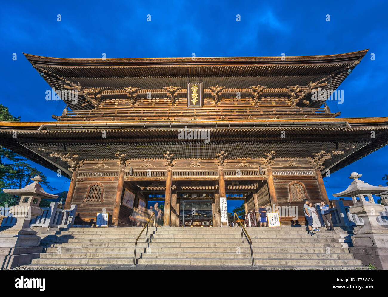 La Préfecture de Nagano, Japon - 3 août 2017 : Motion blurred personnes marchant le long de la porte Sanmon pendant heure bleue avant la nuit à Zenko-ji dans complexe Banque D'Images