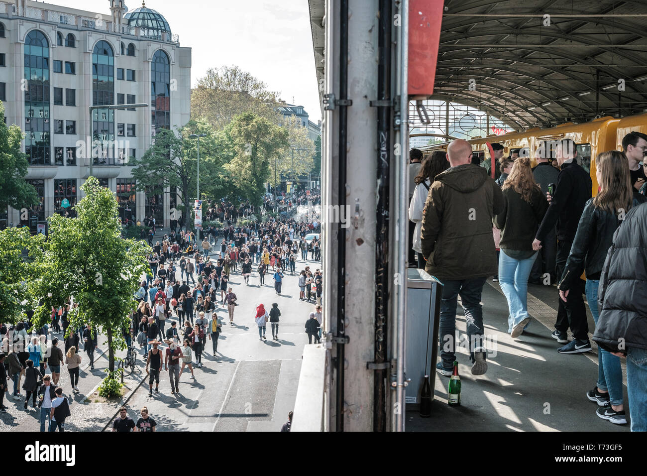 Berlin, Allemagne - 01 mai 2019 : Beaucoup de gens sur la rue bondée et la gare le jour de la fête du travail à Berlin, Kreuzeberg Banque D'Images