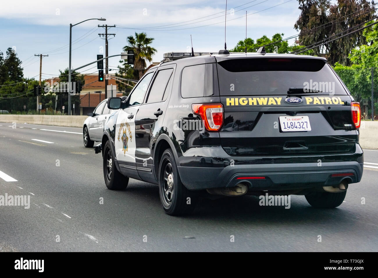 27 avril, 2019 Redwood City / CA / USA - voiture de police de la circulation sur l'autoroute dans l'Est de San Francisco bay area Banque D'Images