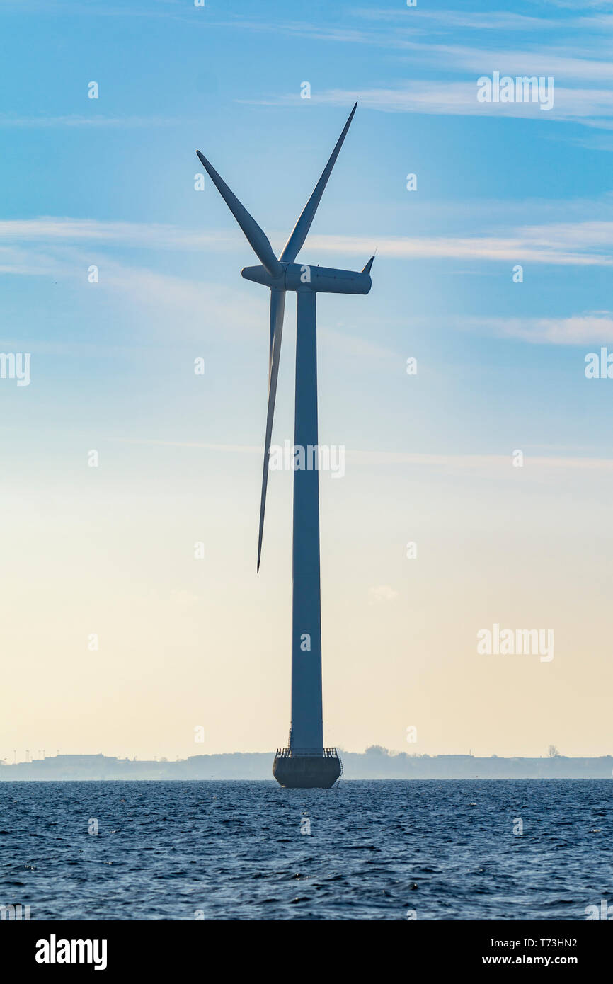 Éolienne offshore avec littoral Banque D'Images Éolienne offshore avec littoral Banque D'Images