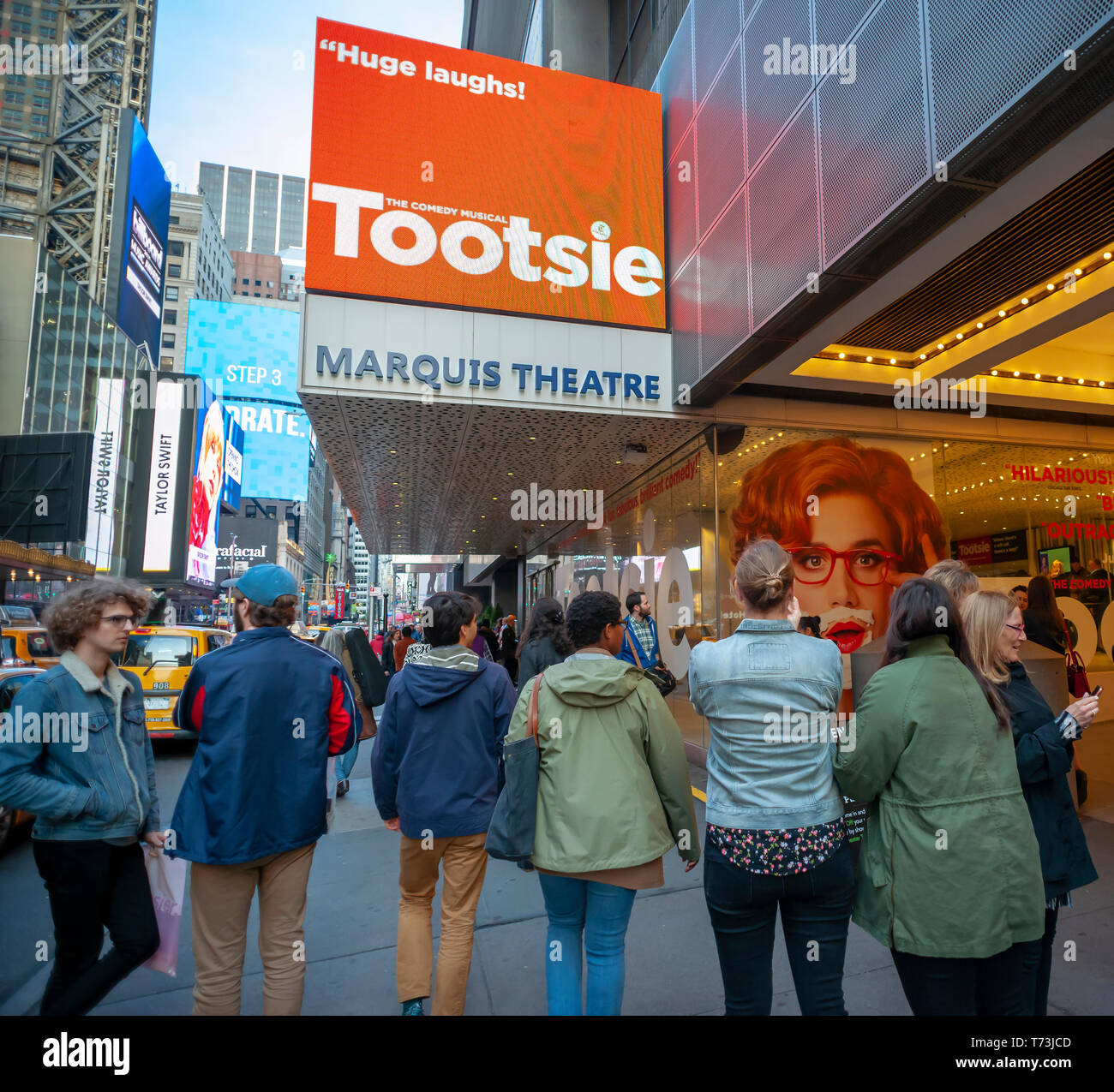 La foule des spectateurs descendre sur le Marquis Theatre sur Broadway à New York pour voir un spectacle le mardi 30 avril, 2019 de la comédie musicale "oeTootsieâ€, nominé pour 10 Tony Awards dont celui de la meilleure comédie musicale. (Â© Richard B. Levine) Banque D'Images