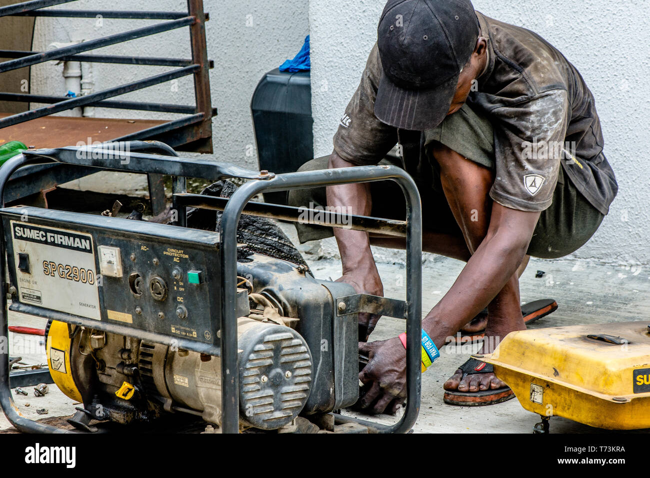 Un réparateur de groupes électrogènes à Lagos au Nigeria Banque D'Images