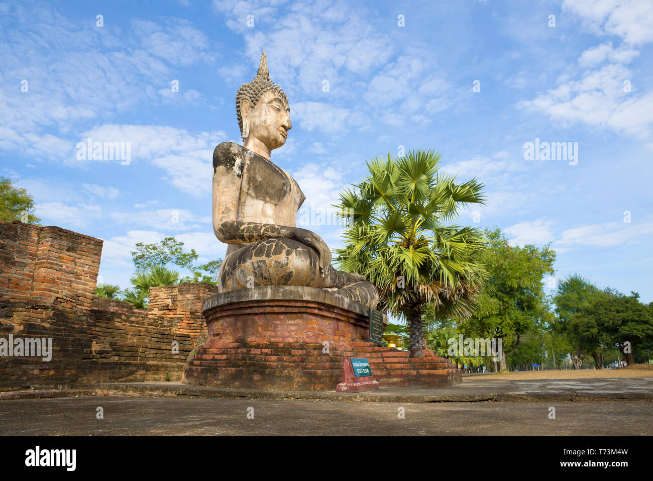 Sukhotaï, THAÏLANDE - 24 décembre 2018 : Sculpture d'un Bouddha assis de près. Les ruines d'un temple bouddhiste Wat Mae Chon Banque D'Images